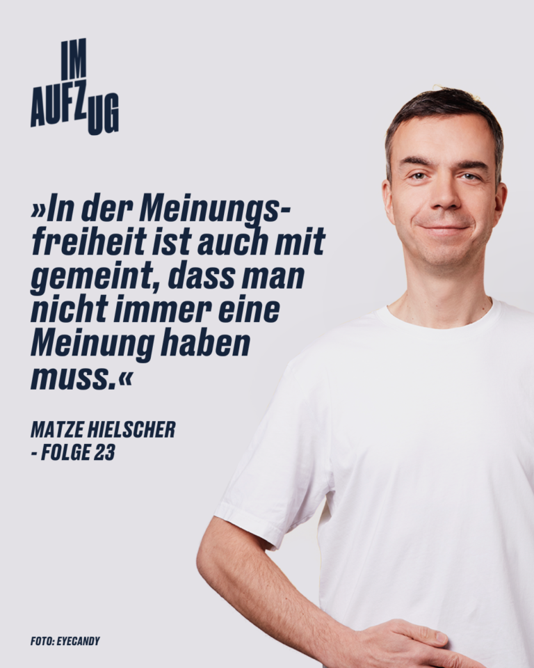 „In der Meinungsfreiheit ist auch mit gemeint, dass man nicht immer eine Meinung haben muss.« MATZE HIELSCHER - FOLGE 23 Matze Hielscher trägt ein weißes T-Shirt und schaut lächelnd in die Kamera.