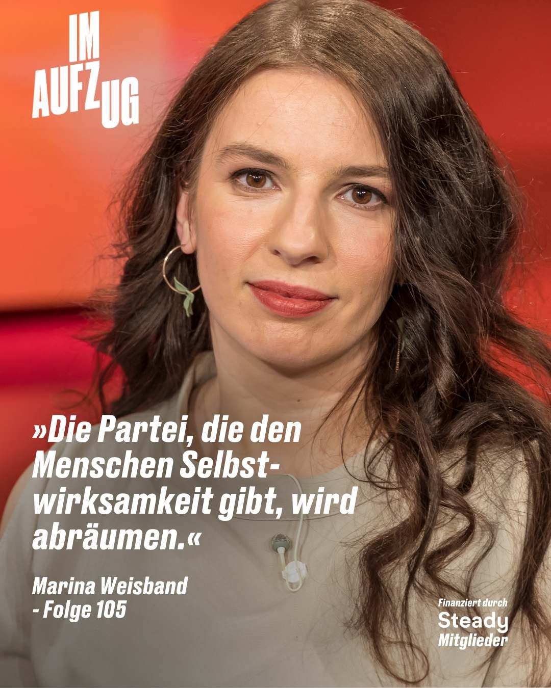 Porträtfoto von Marina Weisband vor einem rot beleuchteten Hintergrund. Sie hat langes, braunes, gewelltes Haar, trägt einen hellgrauen Pullover, goldene Ohrringe und ein Ansteckmikrofon. Sie blickt leicht lächelnd in die Kamera. Oben links das Logo des Podcasts „Im Aufzug" in weißer, fetter Schrift. Im unteren Bildbereich steht in weißer, kursiver Schrift das Zitat: »Die Partei, die den Menschen Selbstwirksamkeit gibt, wird abräumen.« Darunter: „Marina Weisband – Folge 105". Rechts unten der Hinweis „Finanziert durch Steady Mitglieder".