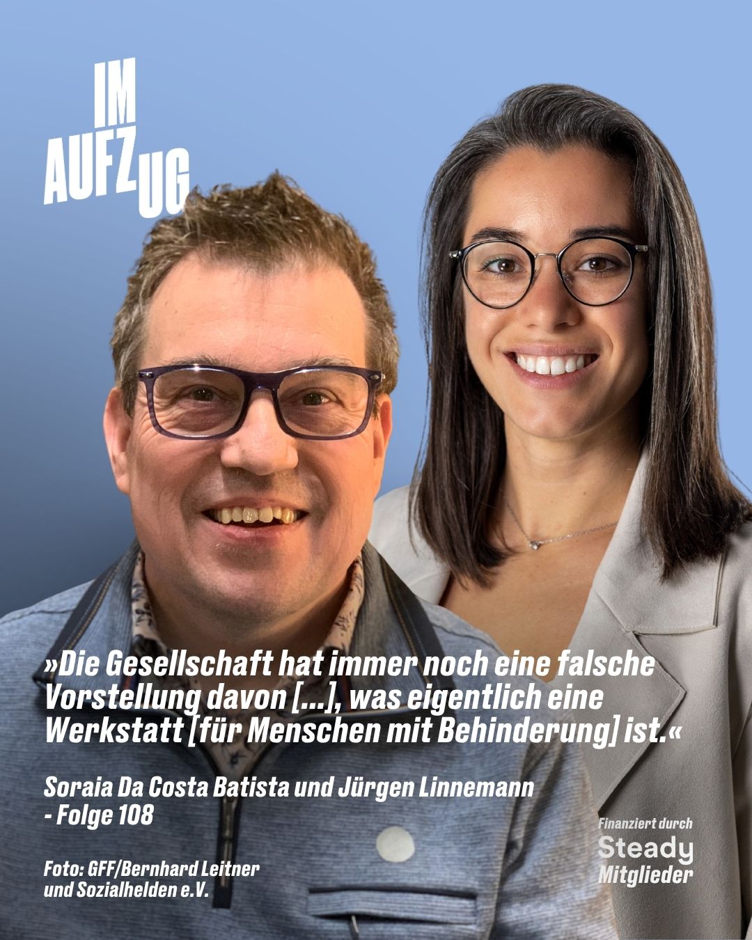Ein quadratisches Podcast-Cover vor hellblauem Hintergrund. Es zeigt Soraia Da Costa Batista und Jürgen Linnemann nebeneinander, beide tragen Brillen und lächeln freundlich in die Kamera. Oben rechts steht in großen, weißen Blockbuchstaben der Titel „IM AUFZUG“. Der untere Bildrand ist durch einen dunkelblauen Balken begrenzt. Darauf steht links in weißer Schrift „Im Aufzug mit: Jürgen Linnemann und Soraia Da Costa Batista“. Rechts darüber ragt groß die weiße Episodennummer „#108“.
